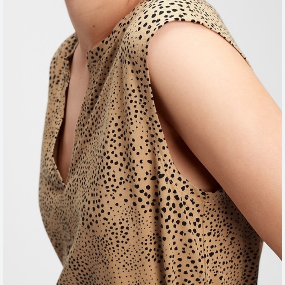 Classic split neck muscle tank in Tan and Black